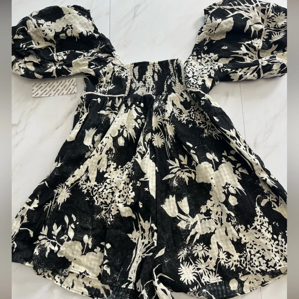 NWT Urban Outfitters Floral Puffed Sleeve Cotton Romper Size Xs